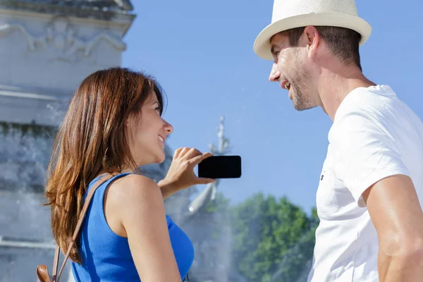 Bonito Casal Turista Tirar Selfie Foto — Fotografia de Stock