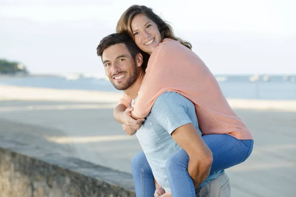Portrait Couple Enjoying Beach — Stock Photo, Image