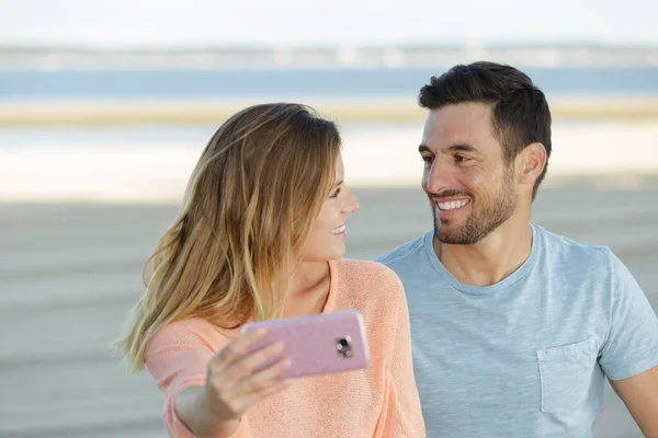 Couple Joyeux Voyageurs Prenant Selfie — Photo