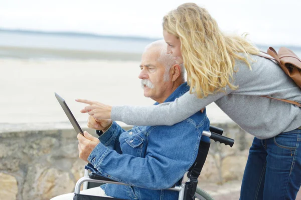Giovane Ragazza Con Uomo Anziano Utilizzando Tablet — Foto Stock