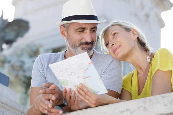 快乐的老夫妇使用地图寻找方向 — 图库照片