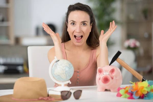 Excitado Mulher Segurando Dinheiro Porquinho Vai Férias — Fotografia de Stock
