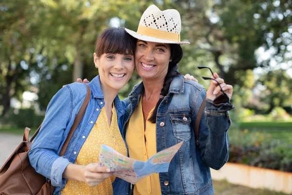 Dos Mujeres Sombreros Paja Mirando Mapa —  Fotos de Stock