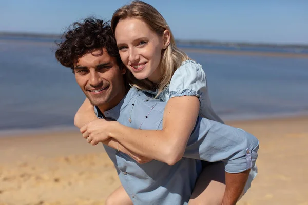 可爱的年轻夫妇在海滩度过了一段有趣的时光 — 图库照片