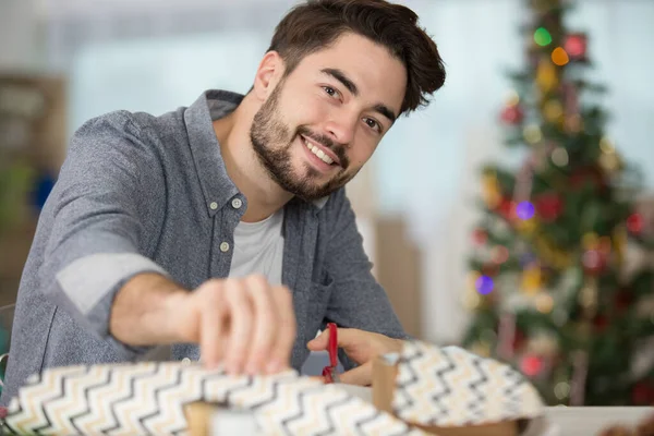 Ung Man Förbereder Jul Dekorationer — Stockfoto