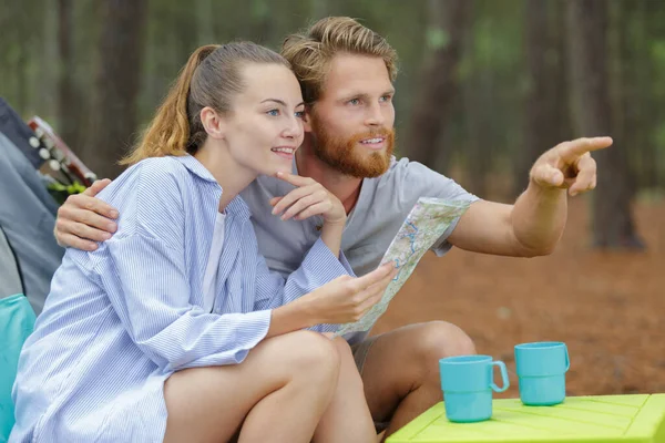 Lyckligt Par Camping Och Pekar Skogen — Stockfoto