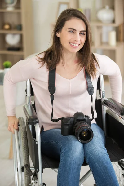 Счастливая Женщина Фотограф Инвалидной Коляске — стоковое фото