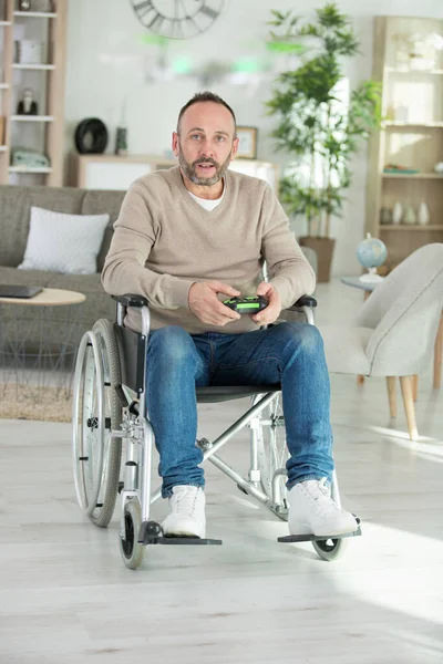 Lycklig Handikappad Man Spelar Dataspel — Stockfoto