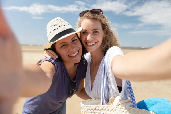 Dwie Dziewczyny Przyjaciele Biorąc Selfie Portret Plaży — Zdjęcie stockowe