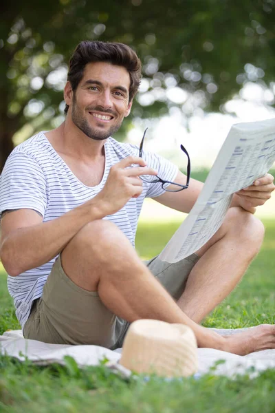 Man Reading Newspaper — Stock Photo, Image