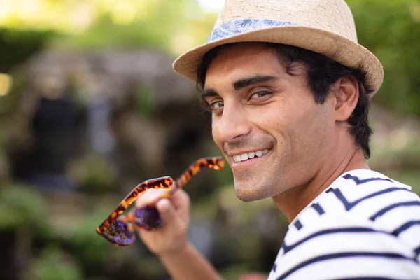 Młody Atrakcyjny Mężczyzna Okularach Słonecznych Parku — Zdjęcie stockowe