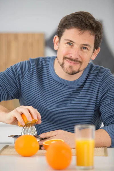 Young Man Making Fresh Orange Juice — Stock Photo, Image