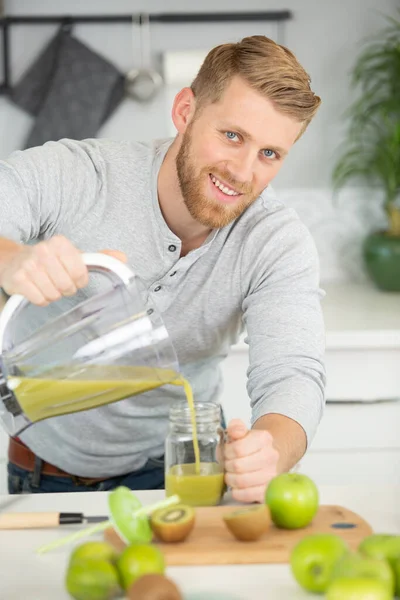 Hombre Salud Preparando Pérdida Peso Bebida Batido Verde — Foto de Stock