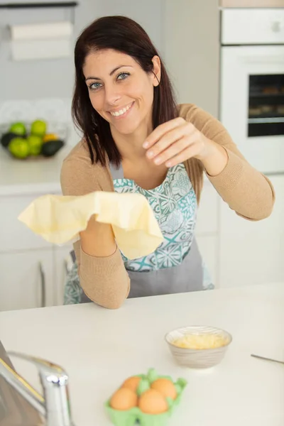 Glücklich Attraktive Hausfrau Macht Teig Für Eine Pizza Hause — Stockfoto