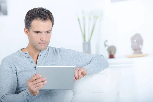 Man Ontspannen Thuis Met Tablet — Stockfoto