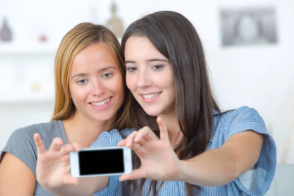 Dois Amigos Estão Com Smartphone — Fotografia de Stock