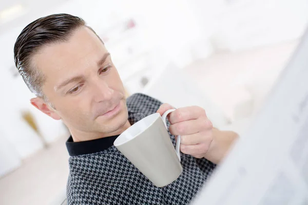 Mogen Man Som Dricker Kaffe Hemma — Stockfoto