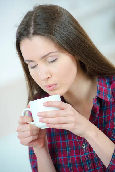 Jonge Vrouw Genieten Van Kopje Koffie — Stockfoto