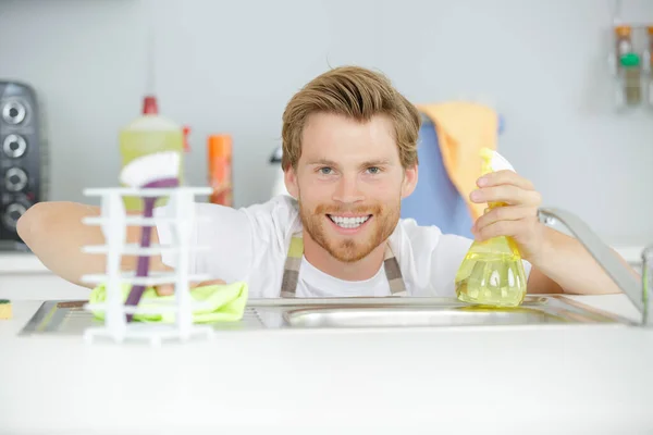 Homem Feliz Limpando Seu Apartamento — Fotografia de Stock