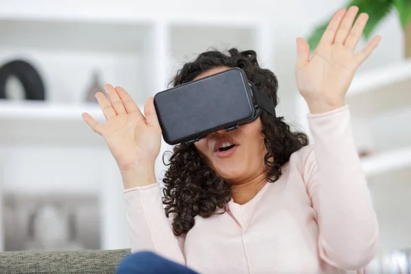 Kvinna Spelar Spel Med Virtuell Verklighet Goggle — Stockfoto
