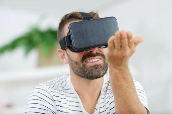 Man Med Virtual Reality Glasögon Kontoret — Stockfoto