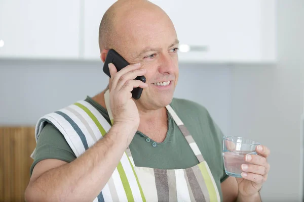 Зрелый Мужчина Разговаривает Телефону Кухне — стоковое фото