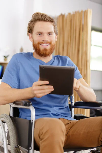 Hombre Discapacitado Joven Feliz Observando Mientras Utiliza Tableta — Foto de Stock