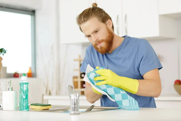 Homem Lavar Pratos Pia — Fotografia de Stock
