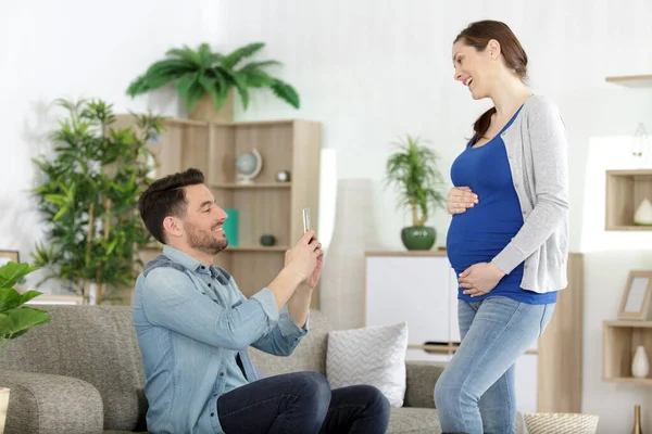 男子拍摄女性怀孕的照片 — 图库照片