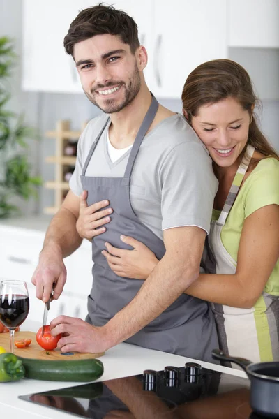 幸せなカップルが一緒に夕食を作る — ストック写真