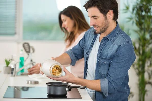 Para Gotowanie Makaron Posiłek Domu — Zdjęcie stockowe