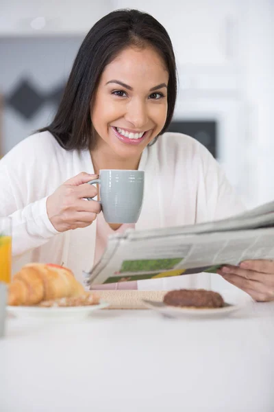 Vrouw Leest Krant Tijdens Het Ontbijt Thuis — Stockfoto
