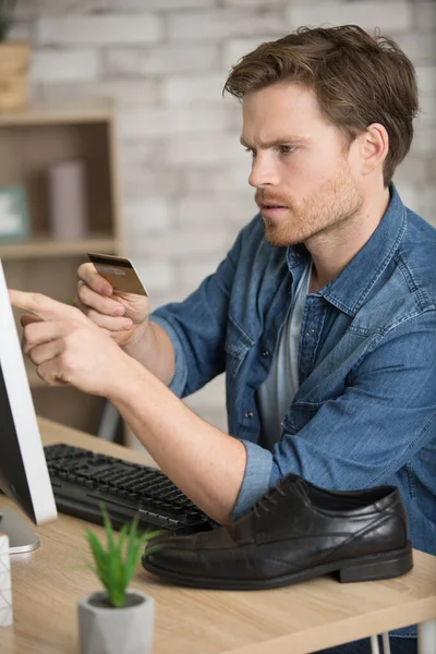Man Met Kredietkaart Laptop — Stockfoto
