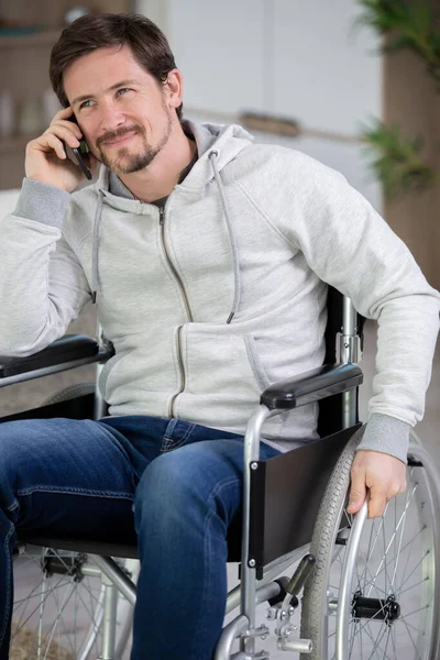 Młody Człowiek Wózku Inwalidzkim Podczas Rozmowy Telefonicznej — Zdjęcie stockowe