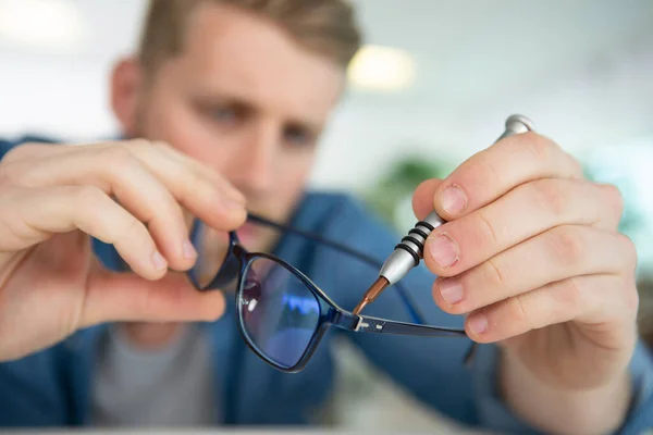 Man Holding Broken Glasses — Stock Photo, Image