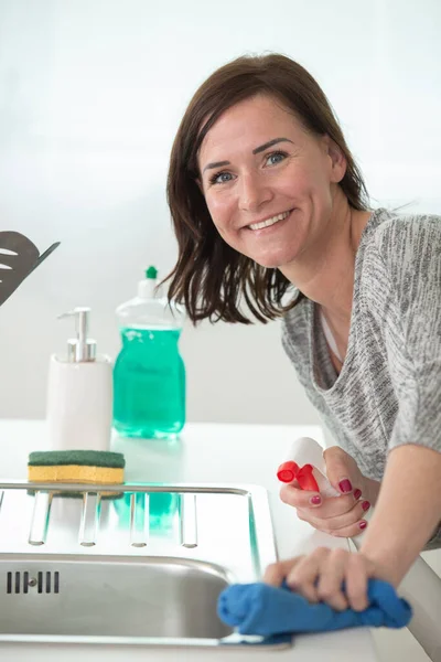 Frau Reinigt Oberfläche Eines Modernen Küchenschranks Aus Kunststoff — Stockfoto