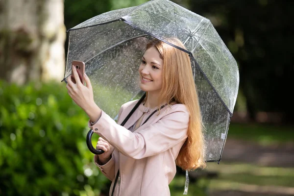Mladá Žena Deštníkem Parku Dělat Selfie — Stock fotografie
