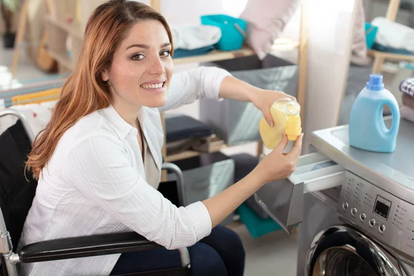 Joven Mujer Discapacitada Silla Ruedas Usando Lavadora —  Fotos de Stock