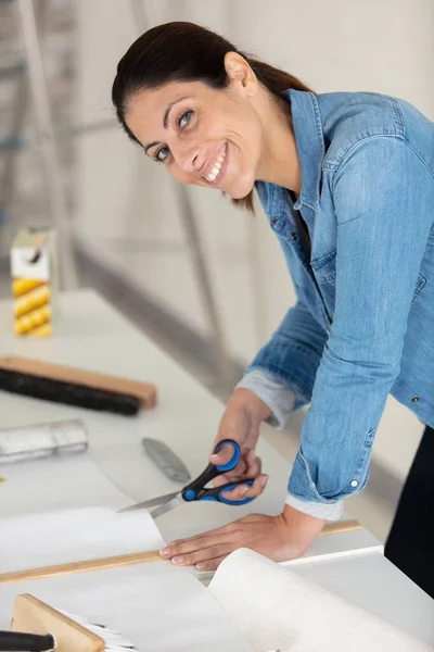 壁紙の仕事のための女性の準備 — ストック写真