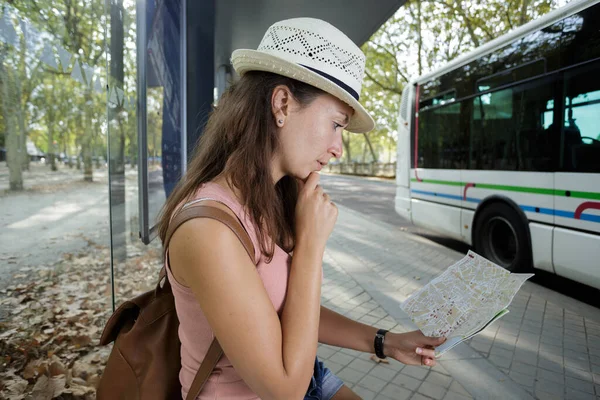 Frau Einer Bushaltestelle Beim Blick Auf Eine Landkarte — Stockfoto