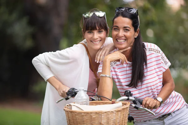 Двоє Друзів Велосипедах Відкритому Повітрі Посміхаються — стокове фото