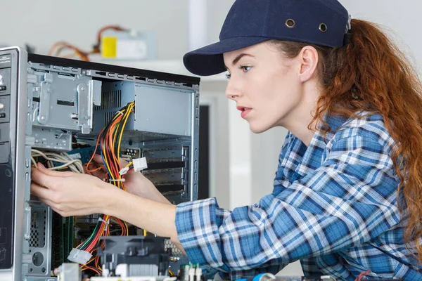 Vrouwelijke Computer Ingenieur Reparatie Computer — Stockfoto
