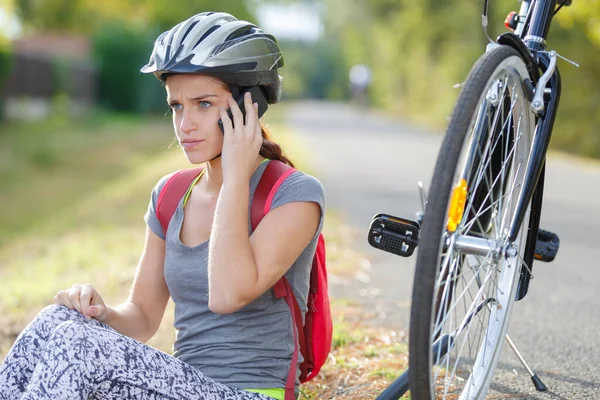 Ciclista Femenina Con Neumático Pinchado Usando Teléfono Celular —  Fotos de Stock