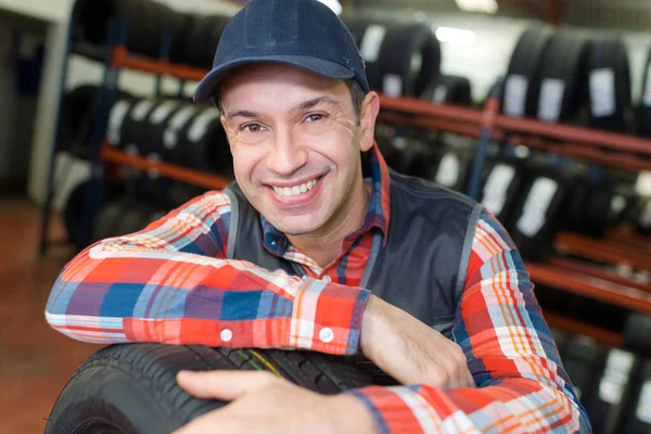 Uśmiechnięty Mechanik Pracujący Oponami Rowerowymi Warsztacie — Zdjęcie stockowe
