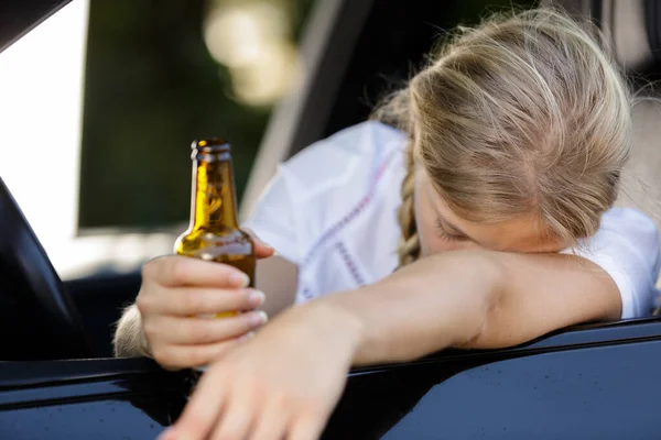 Женщина Упала Над Окном Машины Держа Бутылку Пива — стоковое фото