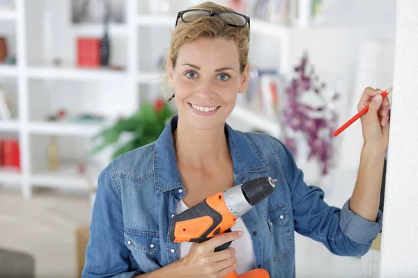 Lycklig Kvinna Gör Reparationer Lägenheten — Stockfoto