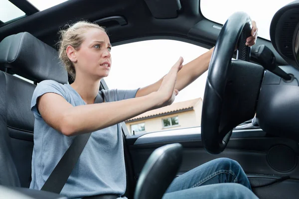 Przestraszona Kobieta Prowadzi Samochód Panice — Zdjęcie stockowe