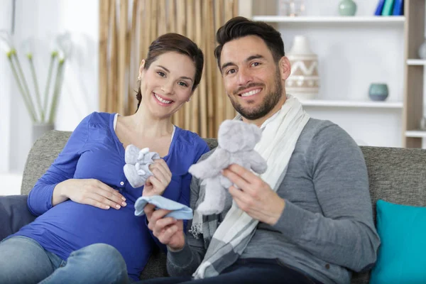 Gravid Par Sitter Soffa Med Babyskor Magen — Stockfoto