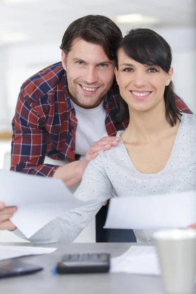 Happy Par Planerar Sin Budget — Stockfoto