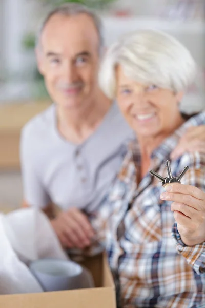 Vrolijke Senioren Met Paar Sleutels Model Huis — Stockfoto